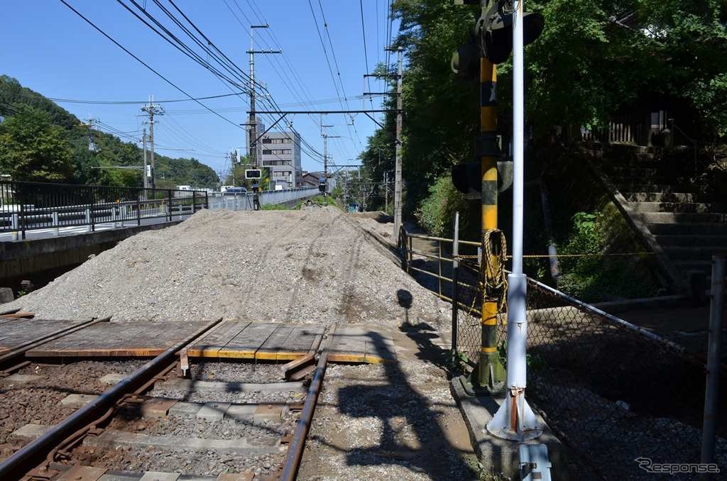 吾妻川から流入した土砂が堆積して軌道を埋めている。復旧作業は順調に進めば9月21日の予定。