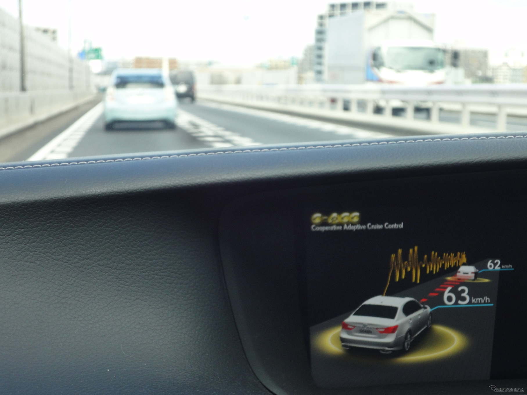 トヨタ　AHDA　先行車との車車通信を示すモニター画面