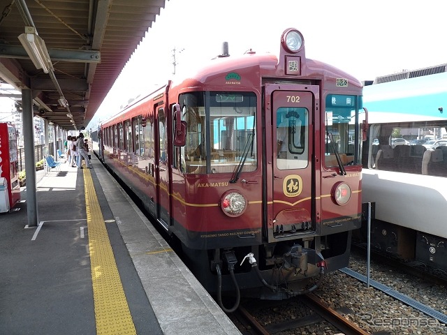 北近畿タンゴ鉄道の観光車両「あかまつ」。現在は「あおまつ」と連結して『丹後あかまつ号』と『丹後あおまつ号』で運用されている。