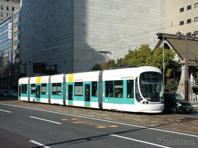 広島電鉄で運用されている連接車の5100形「Green mover max」。11月11日のダイヤ改正では夕方ラッシュ時に連接車の増発や運行時刻の変更が行われる。