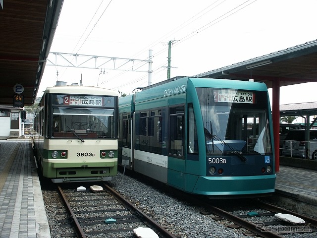 広電宮島口駅で発車を待つ広島駅行きの電車。利用実態に合わせ、時間帯ごとに増発と減便が行われる。