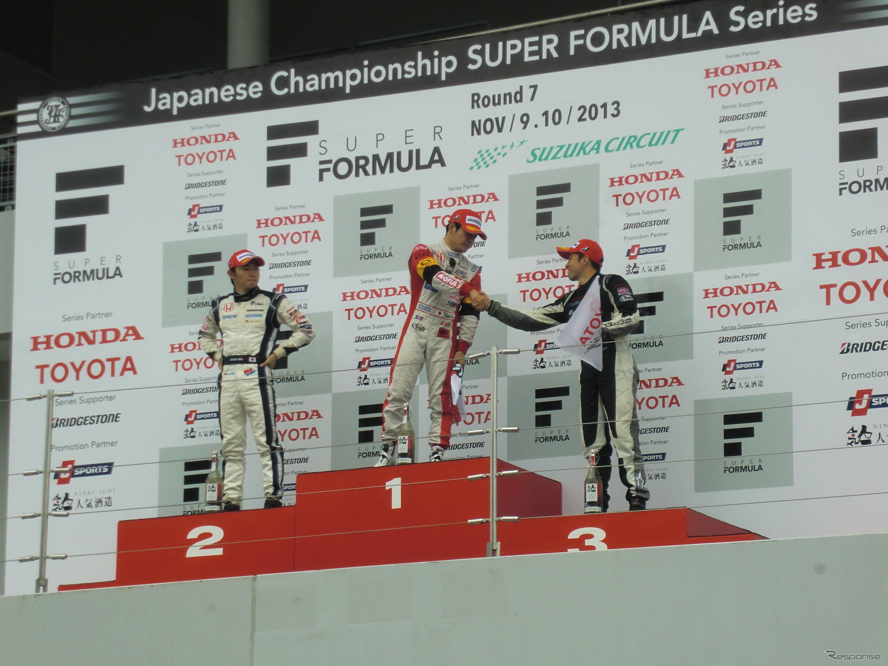 最終戦第1レースの表彰台。左から2位の中嶋大祐、優勝の山本尚貴、3位のJ-P.デ・オリベイラ。