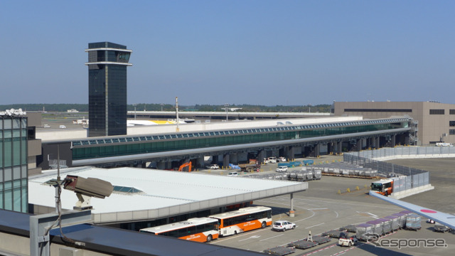 成田空港第2ターミナル展望デッキからの風景。本館とサテライトを結ぶ連絡通路の内側にシャトル軌道跡がある