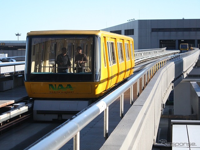 成田空港第2ターミナルビルのシャトルシステム。空気で車体を浮上させてワイヤーロープでけん引し、地上側のモーターで動かす。