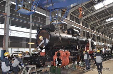 大宮総合車両センターで復元工事中のC58 239（2013年11月1日撮影）。大阪の業者で修復を終えたボイラーが台枠に取り付けられた。