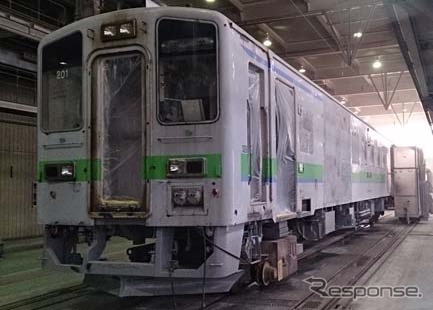 JR北海道から譲り受けたキハ141系（2013年11月12日撮影）。『SL銀河』の旅客車として郡山総合車両センターで改造工事が進められている。
