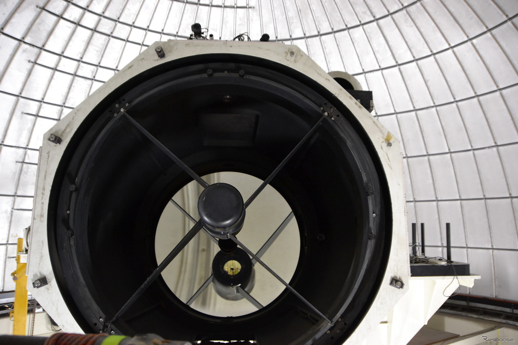 望遠鏡の開口部から主鏡をのぞく。