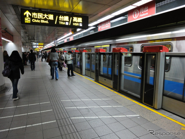 台北車站（台北駅）に停車中のMRT淡水線の電車。新たに開業した信義線は同線と直通運転を行う