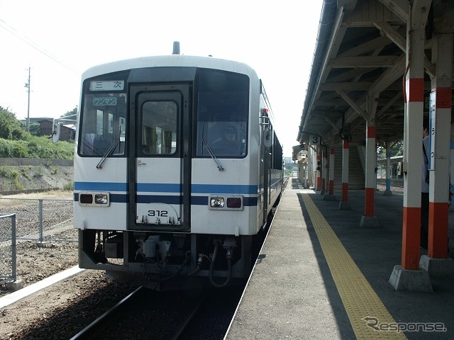 江津駅で発車を待つ三江線の三次行き普通列車。2014年7月中に全線の運転を再開する見込みとなった。