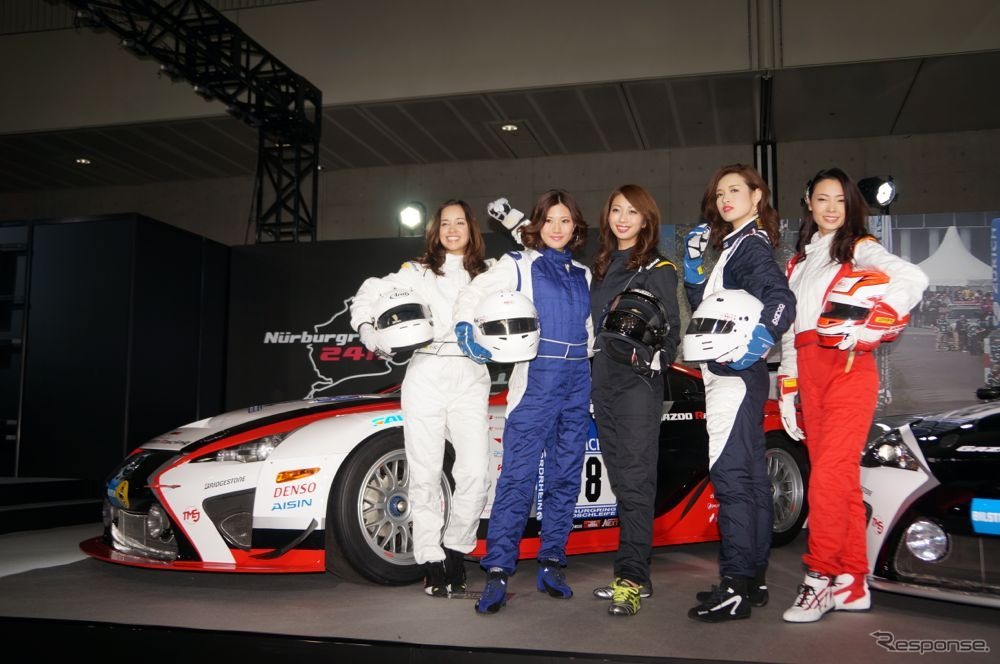 東京オートサロン会場で、レーシングスーツのファッションショー開催
