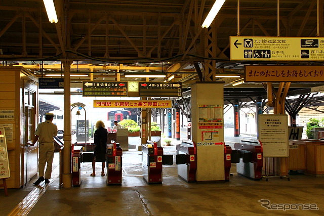 保存修理工事に着手する直前の門司港駅舎の改札口。