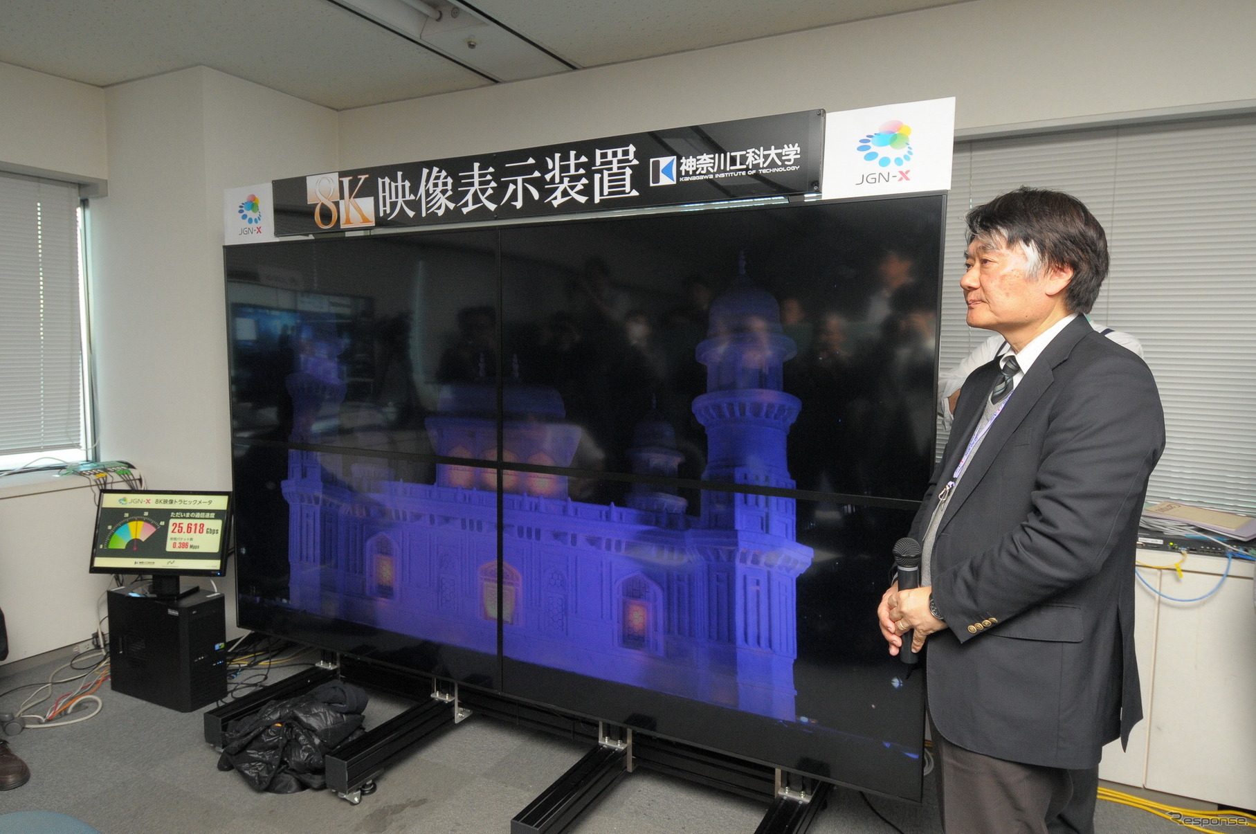 神奈川工科大学が制作した４Kディスプレイ4枚を使用した８Kディスプレイ