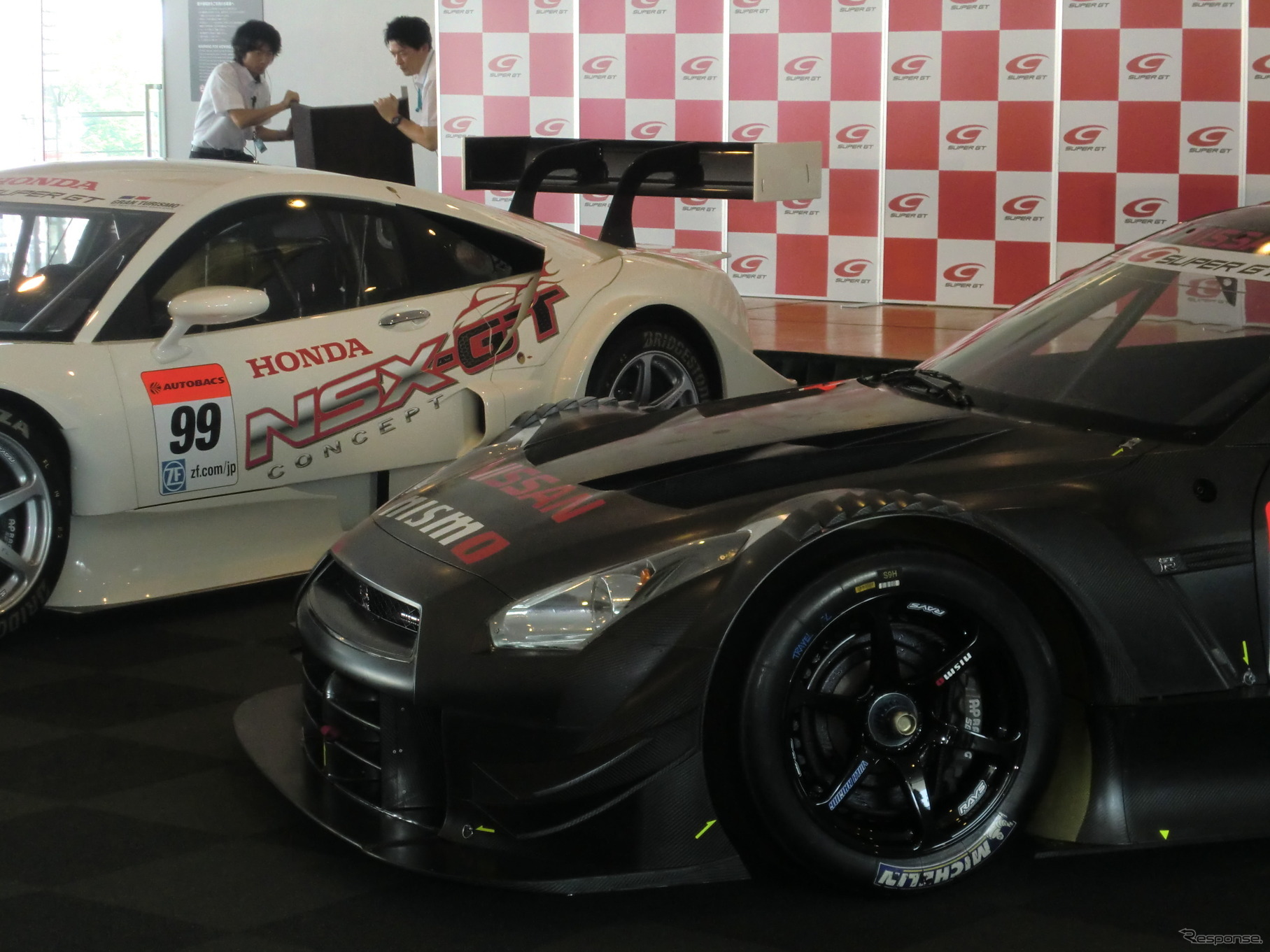 2013年8月、鈴鹿1000kmのレースウイークにお披露目された、2014年型GT500仕様GT-R（手前）。