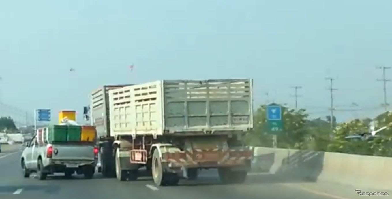 タイの高速道路で起きた小型トラックと大型トラックのバトル