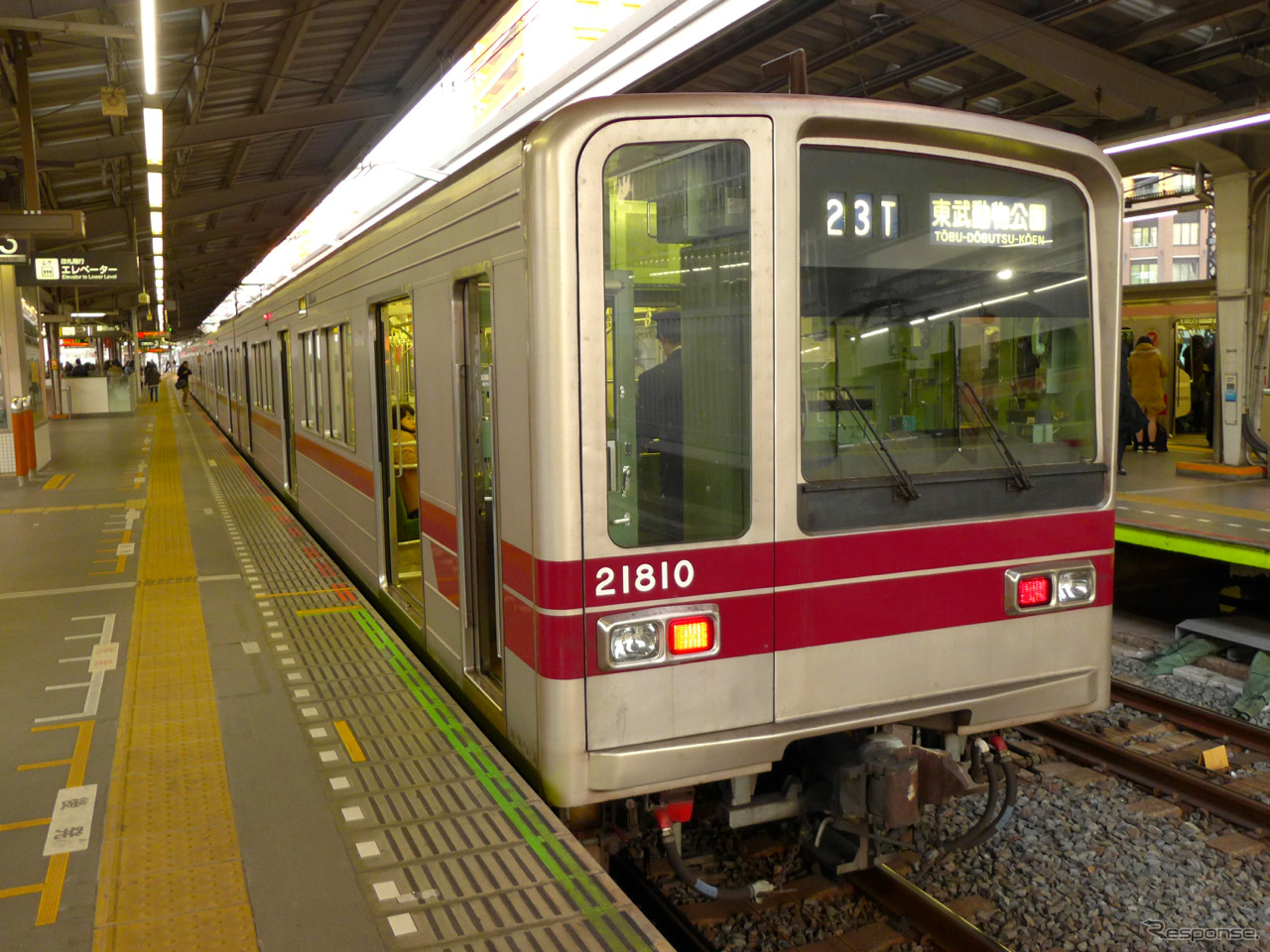 東京メトロと東武鉄道は、相互直通運転する日比谷線と東武スカイツリーライン（伊勢崎線）に新型車両を導入すると発表。写真は現在日比谷線乗り入れに使用されている東武20000系