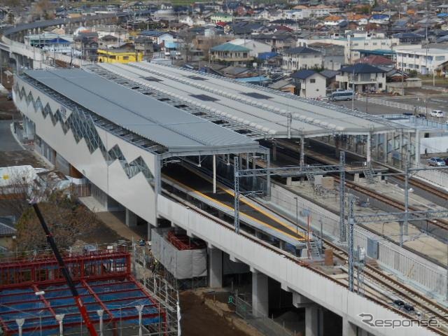 連立事業は引き続き竹ノ塚駅付近などで実施する。写真は2013年に高架線への切替が完了した伊勢崎駅。