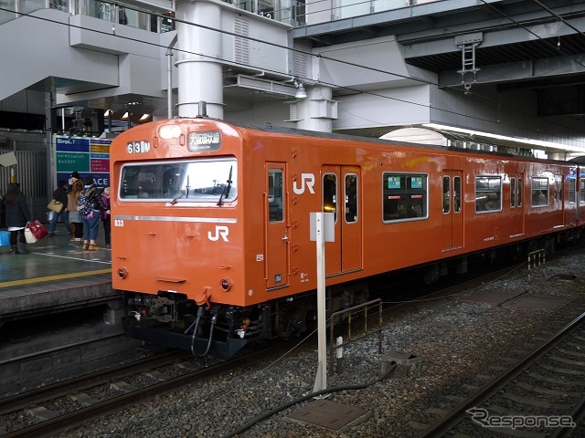 「OSAKA POWER LOOP」は103系8両編成1本を使用する。写真は大阪駅で停車中の103系。