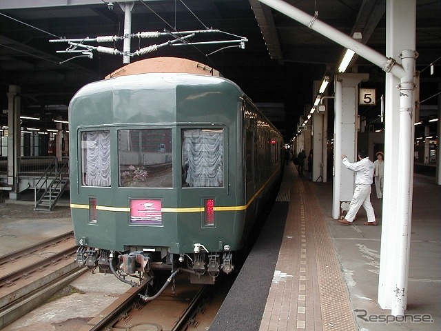 『トワイライトエクスプレス』編成の大阪方1号車。A寝台1人用個室「ロイヤル」のほか、後方展望スペース付きのA寝台2人用個室「スイート」も設置されている。