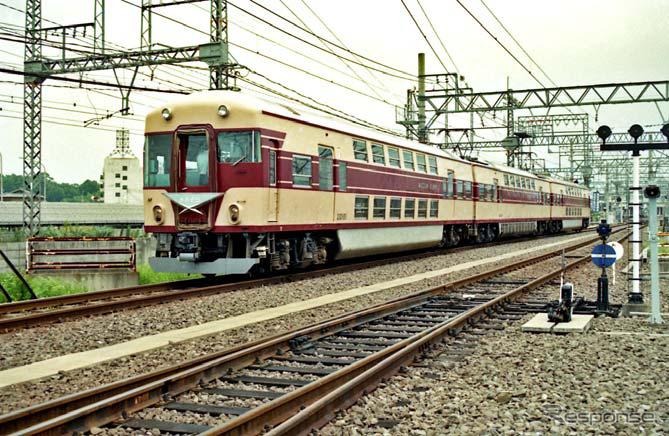 初代「あおぞら」の20100系。修学旅行を中心とした団体列車用として開発された。全2階建ての編成が特徴だった。