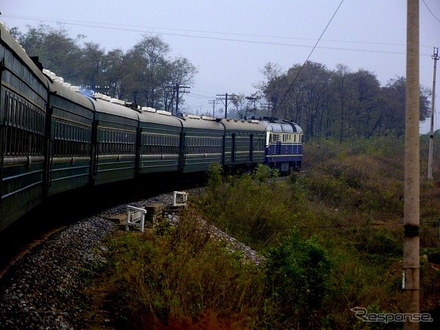 中国の旅客列車は機関車が客車をけん引する昔ながらの列車が多い。
