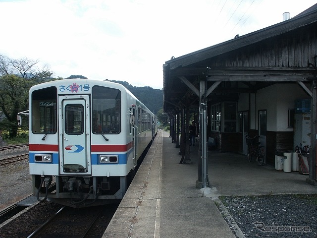 公有民営の上下分離経営に移行する前の若桜鉄道若桜駅（2005年9月撮影）。このほど社長を一般から募集して「経営改革」と「鉄道活性化」を目指すことになった。