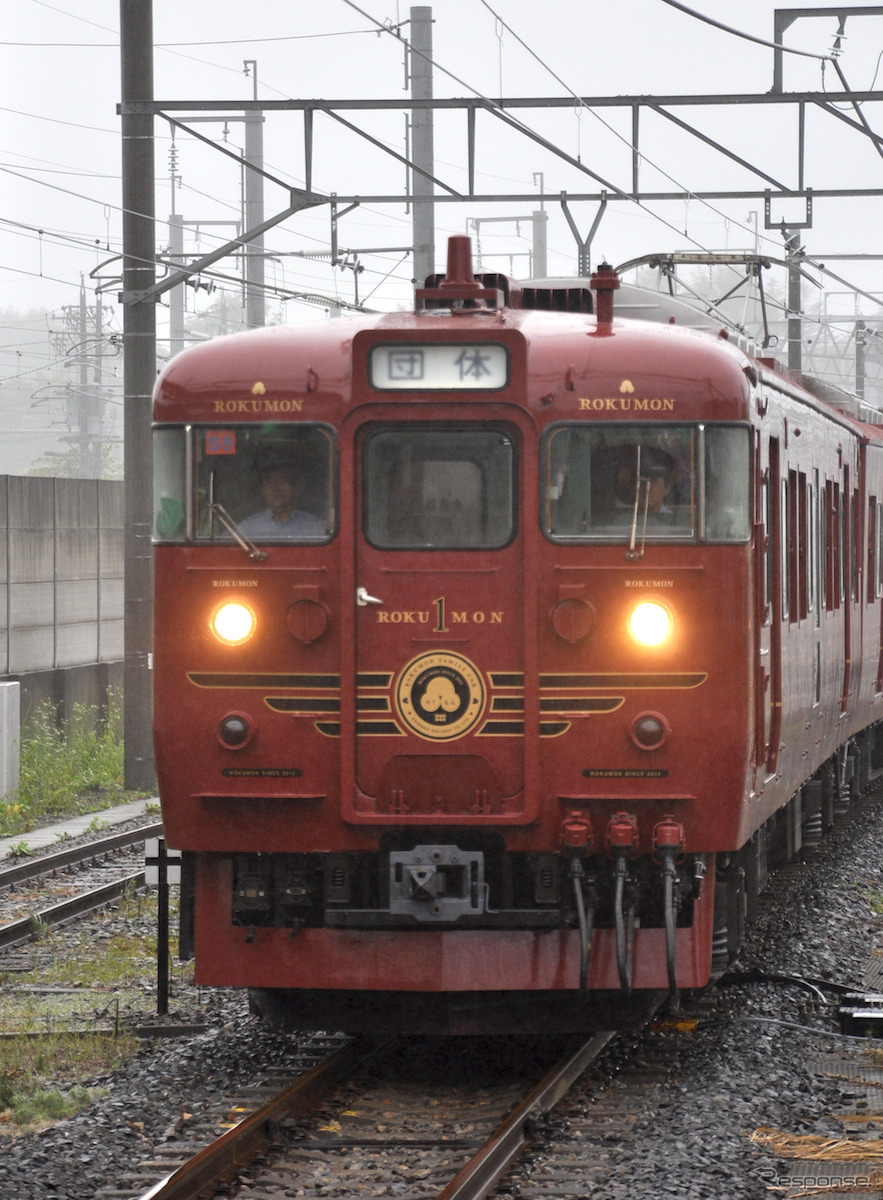 しなの鉄道で7月11日から運行される観光列車「ろくもん」の試乗会が5日、上田～軽井沢間で行われた。写真は雨の軽井沢駅に進入する「ろくもん」