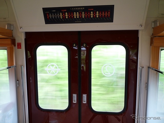 2号車：ドア窓には号車番号と食事サービス付きを示すマークが付けられている。