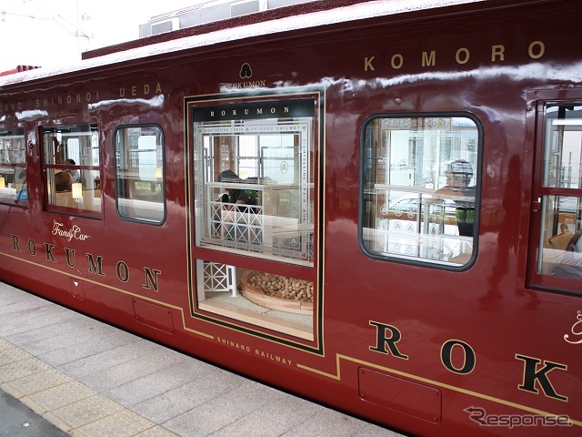 7月11日から営業運転を開始する、しなの鉄道の観光列車『ろくもん』。同社の普通列車で使用している3両編成の電車を観光列車用に改造した。写真は大きな窓が設けられた1号車の中央部。