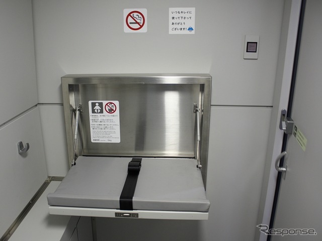 2号車：トイレ内にはベビーシートも設けられている。