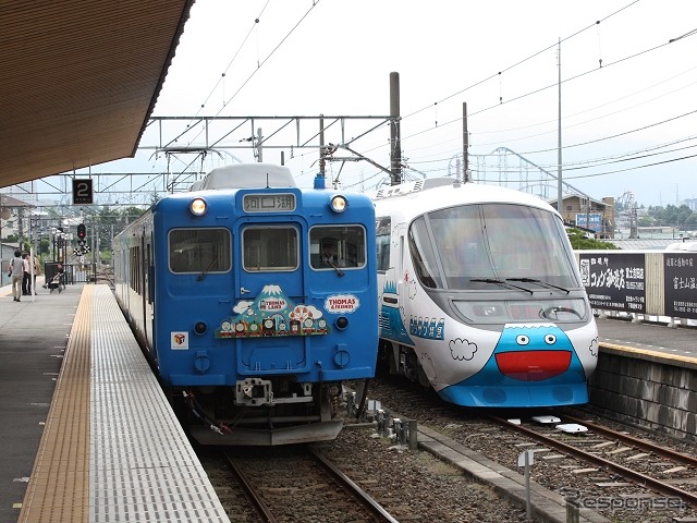 富士山駅で5000形（左）と並んだ8000系。