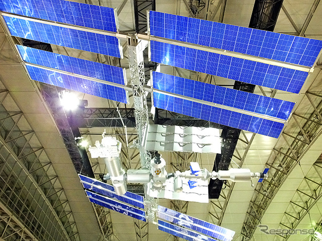 ブルーの太陽電池パドルが目を引く国際宇宙ステーションの1/10モデル