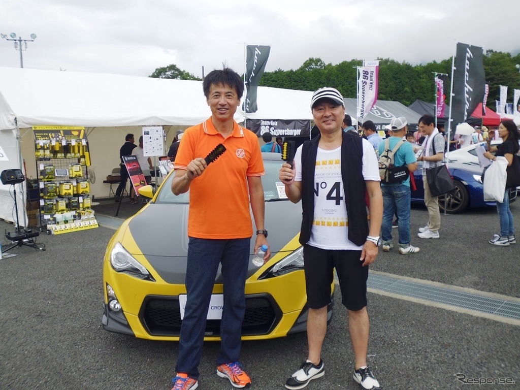 トヨタ86開発責任者の多田哲哉氏（左）とモータージャーナリストの青山尚暉氏（右）
