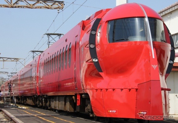 50000系は4月26日から6月30日まで、「ガンダムUC」とのタイアップで赤く塗られた1編成が運用されていた。