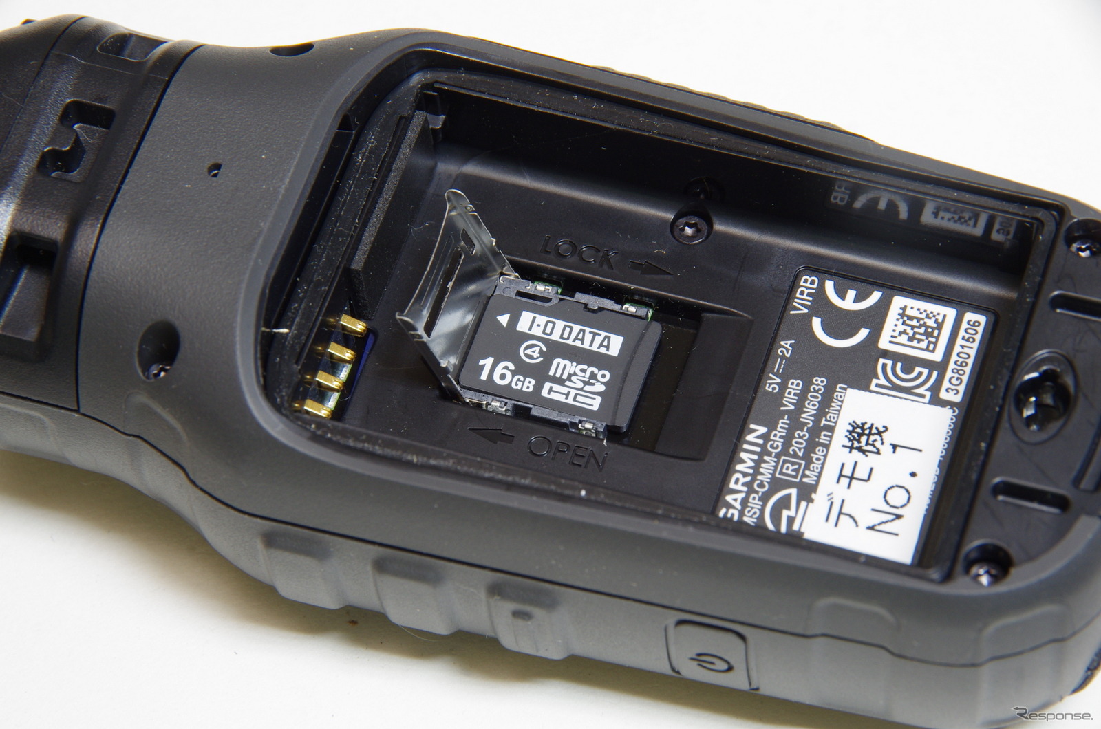 バッテリーを外すとMicroCDカードスロットがある。また、バッテリーを外せるということは、予備バッテリーを携行できることを意味する。