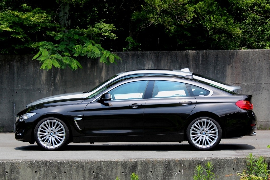 BMW・4シリーズグランクーペ（手前）と3シリーズグランツーリスモ（奥）