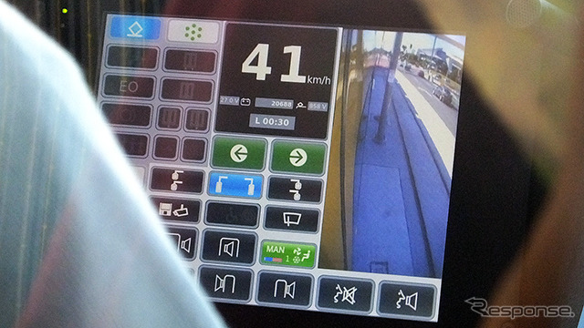 運転席の大型液晶モニター。乗降エリアが映し出されている