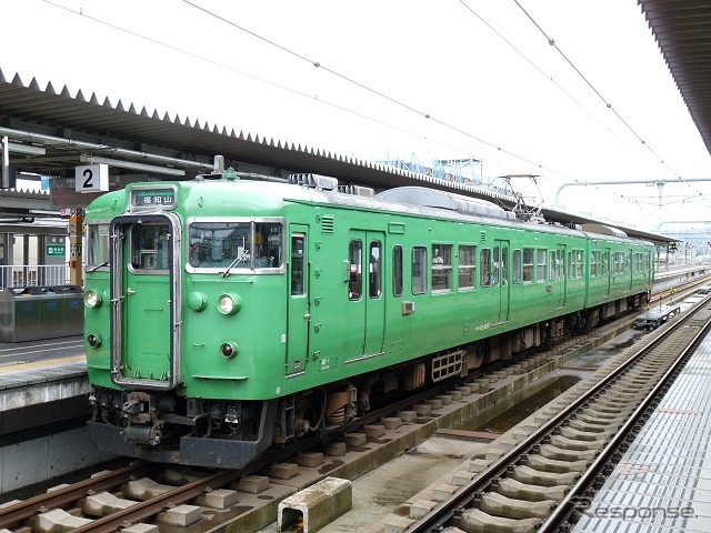 「JR西日本一日乗り放題きっぷ」はJR西日本エリアに限り普通列車が1日自由に乗り降りできる。写真は福知山駅に到着した普通列車。