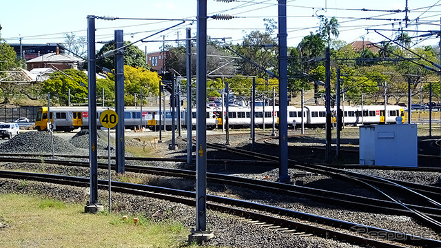 Roma Street 駅の西側にある短絡線を行く200系電車3両編成。この線路を貨物列車が頻繁に走っていた