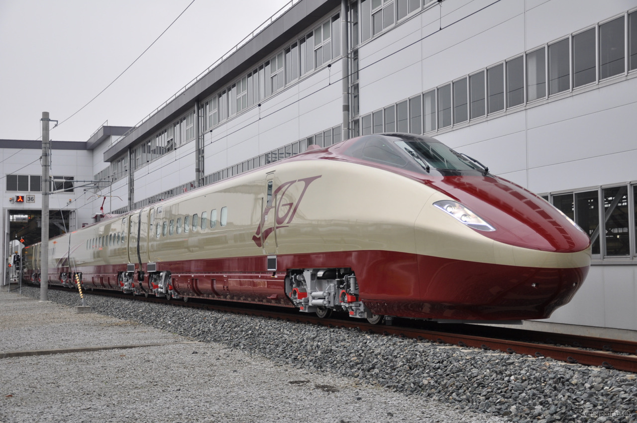 鉄道・運輸機構のフリーゲージトレイン第3次試験車両。JR西日本は鉄道・運輸機構の軌間可変技術をベースに北陸地域での運用に適した耐寒・耐雪仕様のフリーゲージトレインを開発する。