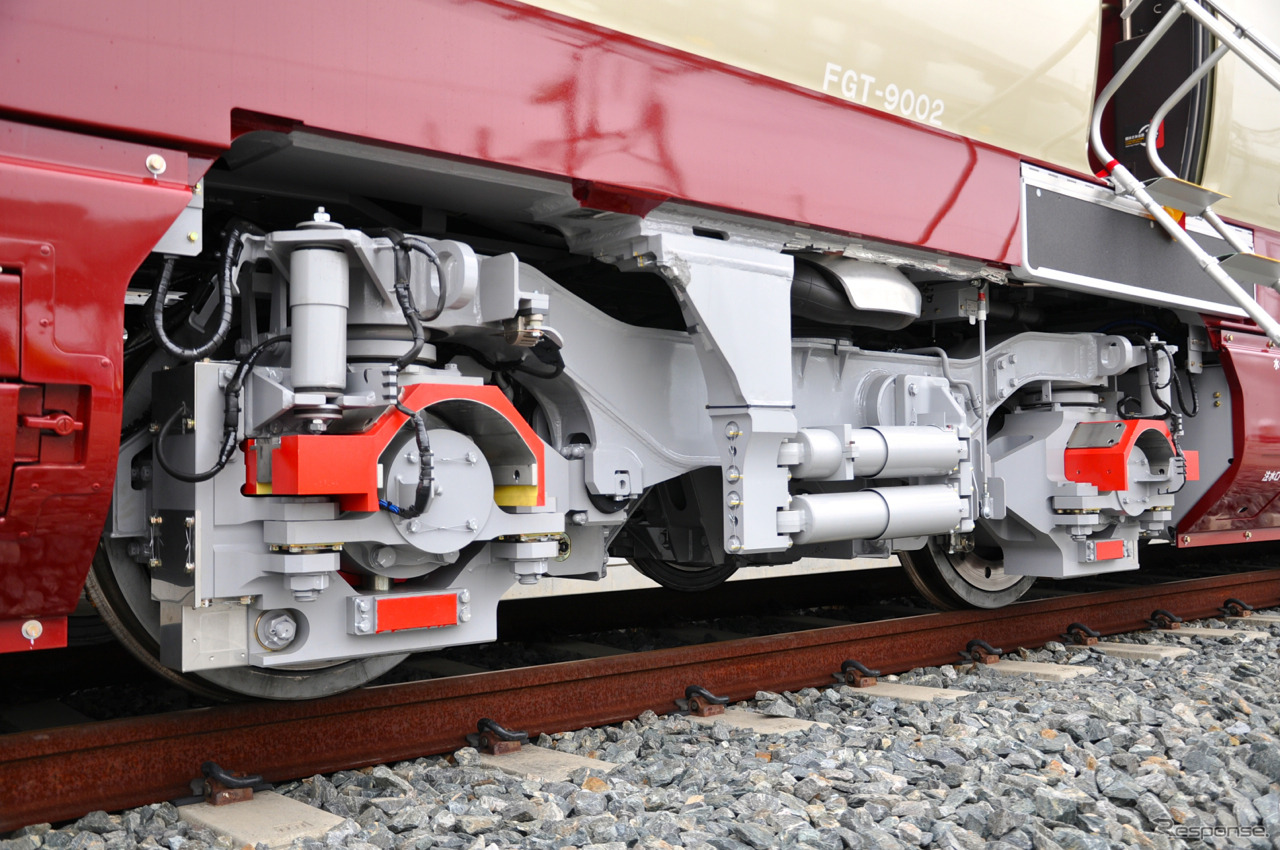 フリーゲージトレインは台車の車輪幅を変えることで新幹線と在来線の直通運転を可能にする。写真は鉄道・運輸機構第3次試験車の台車。