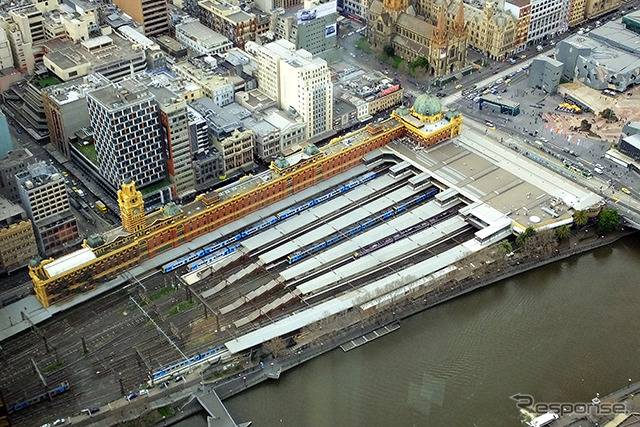 Eureka TowerからFlinders Street Stationを見下ろす。写真右側にMelbourne Visitor Centreが見える。