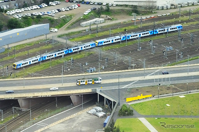 Z-class電車（Route 70）がBatman Avenue Bridgeを走る。その橋の下を中距離電車「METRO」が行く。