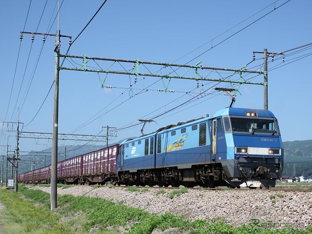 JR貨物は東海道線の不通に伴い、上越線などを経由する迂回臨時列車や運行する。写真は上越線の貨物列車。このほか、東京～静岡間を結ぶ代行トラックも運行する。