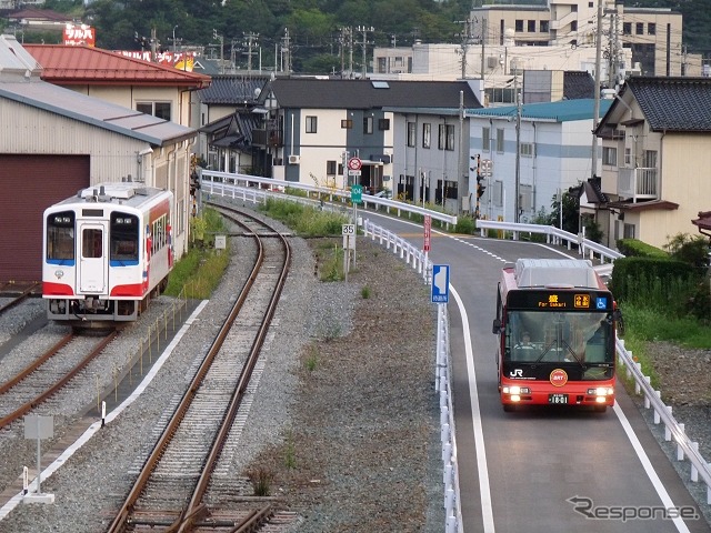 「東北ローカル線パス」はJR東日本のBRT（右）や三陸鉄道（左）なども利用できる。