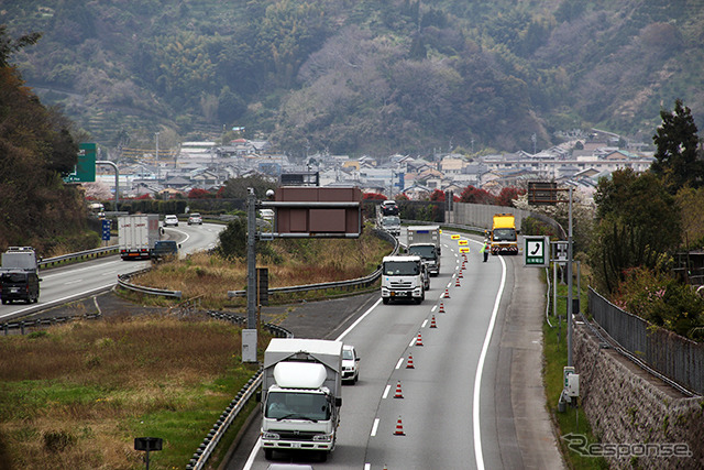 東名高速道路の清水区由比西倉澤付近。