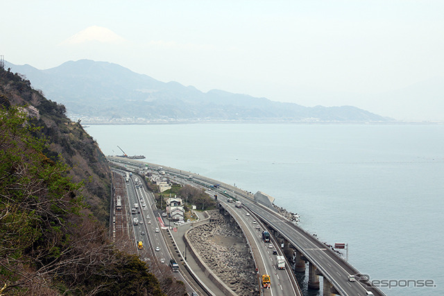 東海道本線の由比～興津間。線路内に土砂が流入し不通となっている。