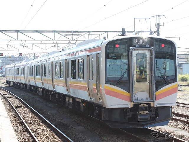 新津駅をあとにする最初の試運転列車。10時台に最初の試運転が実施される予定だったが、システムトラブルの影響で12時43分から試運転が始まった。