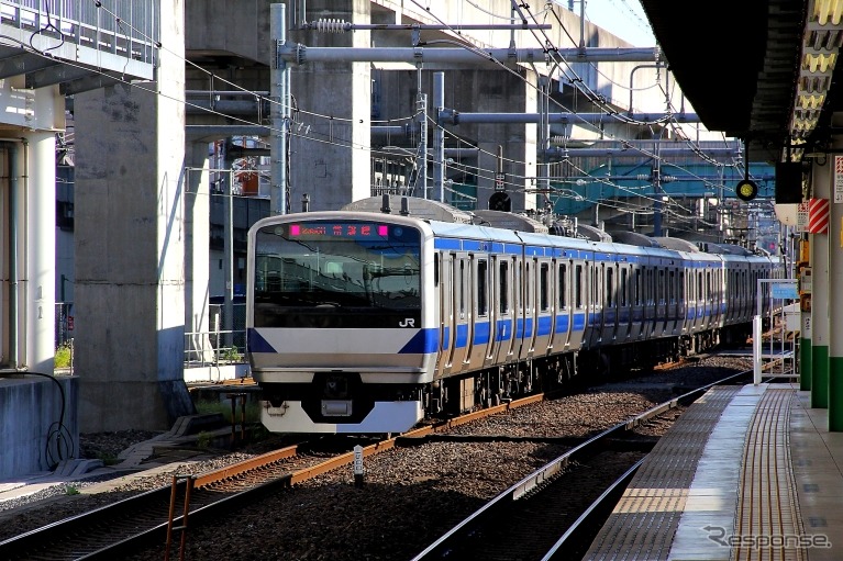 常磐線は利根川橋りょうの改良工事に伴い、11月8日夜から9日早朝まで一部運休する。写真は常磐線の中距離列車。