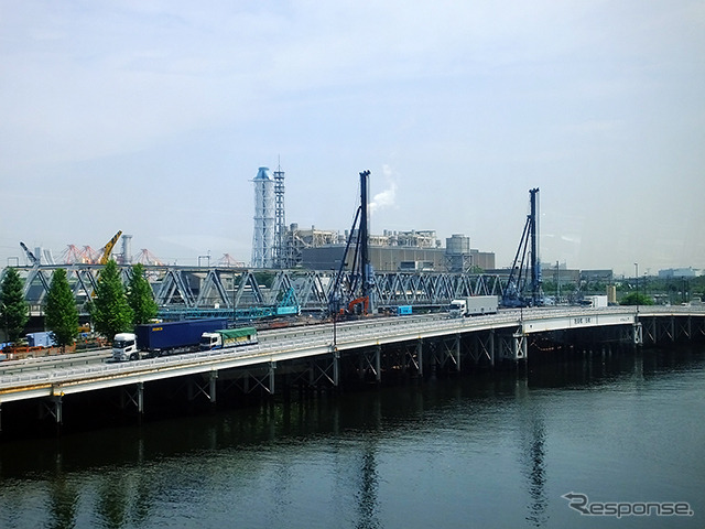 天王洲アイル駅付近からは大井車両基地回送線と東海道貨物線の鉄橋が見える