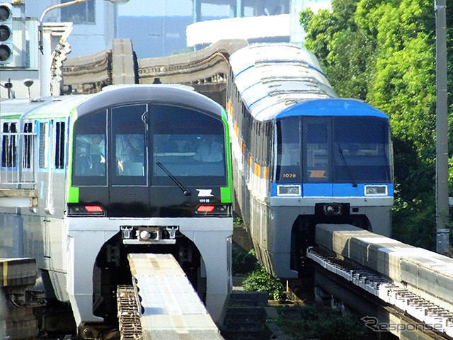 昭和島駅に進入する1000形（下り列車）と、最新型10000形がすれ違う